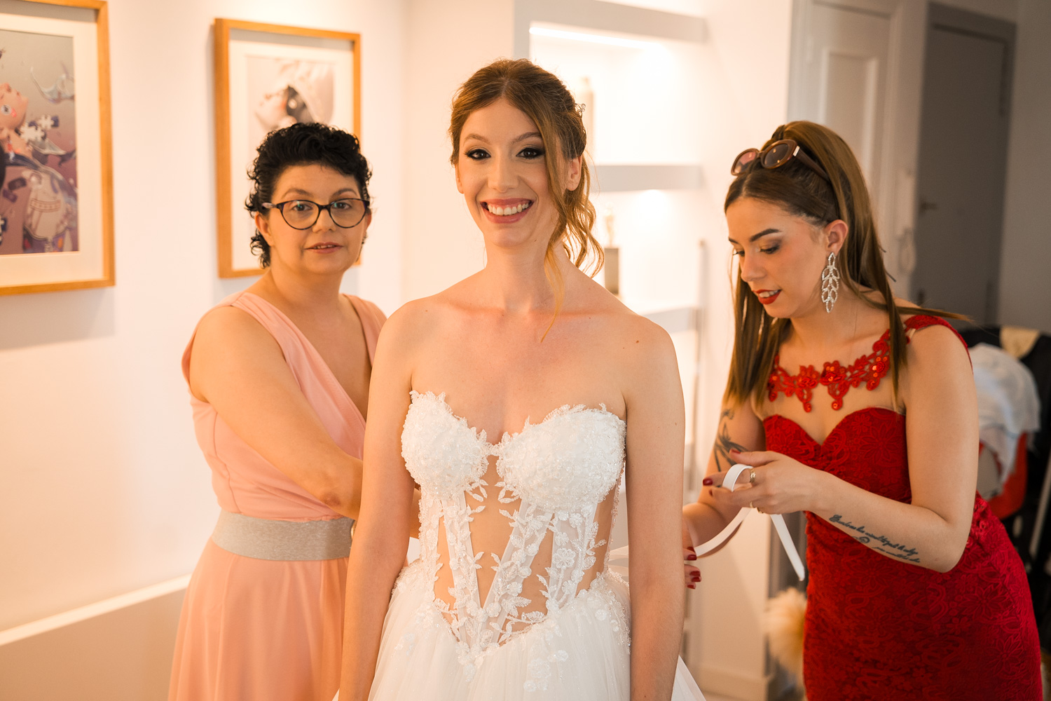 hermanas abrochan vestido de novia