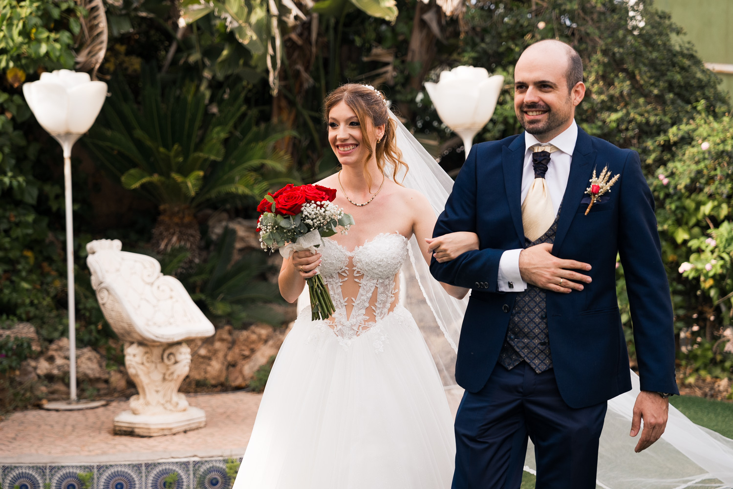 novia ríe al ver a su novio en boda