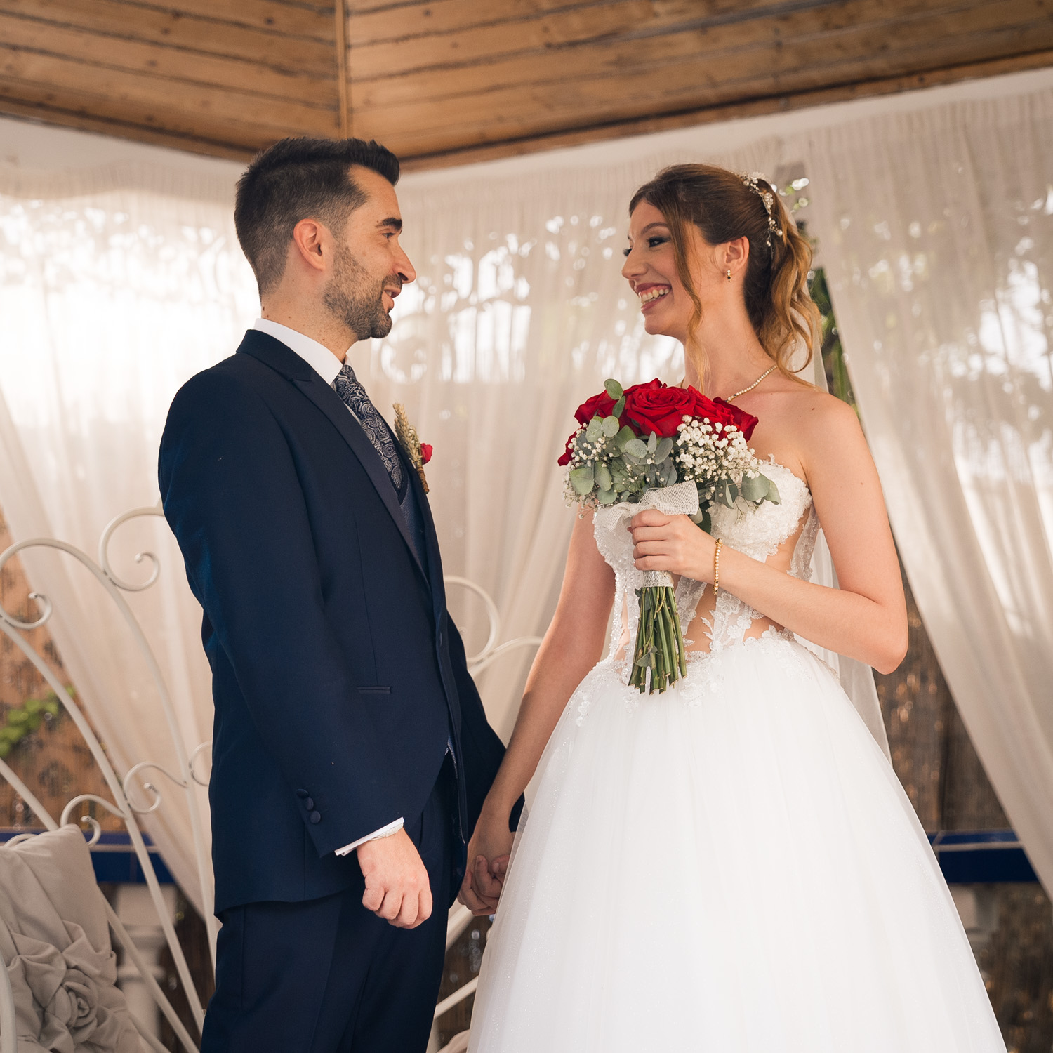 novios se encuentran en ceremonia de boda