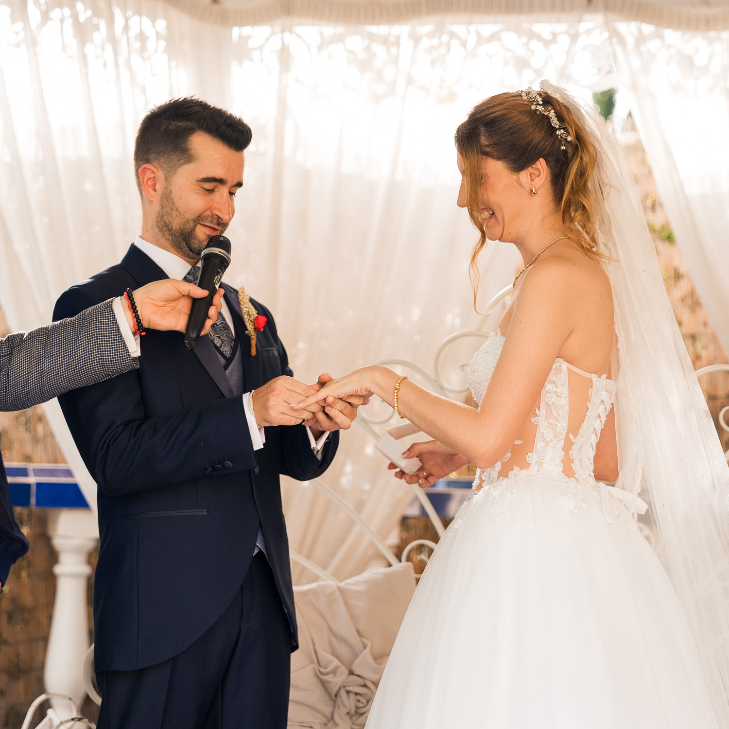 novio pone anillo a novia en su boda