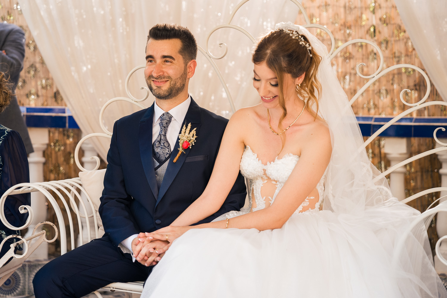 novios ríen en ceremonia de boda
