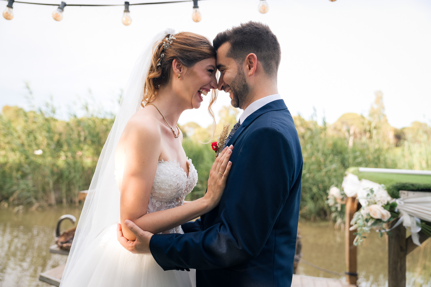 novios ríen con cariño