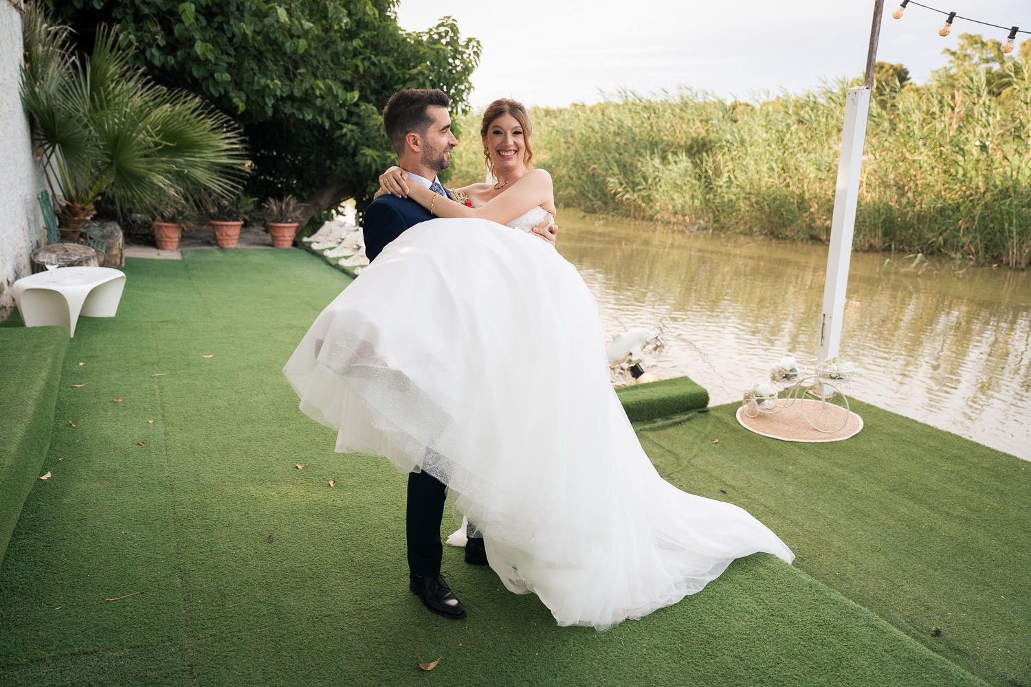 novio levanta a su novia en boda