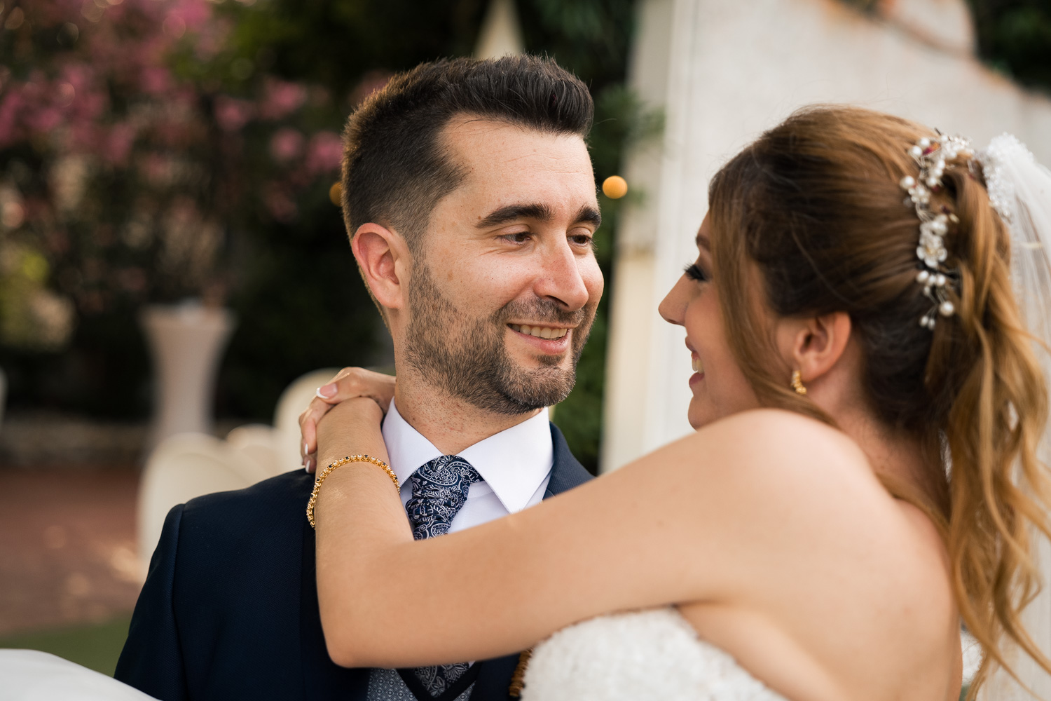 primer plano de novio que mira a su novia boda