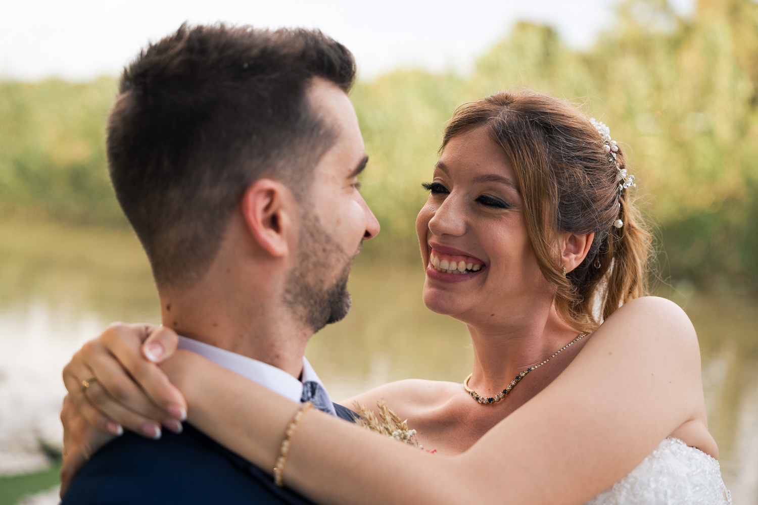 recién casados se miran y se ríen