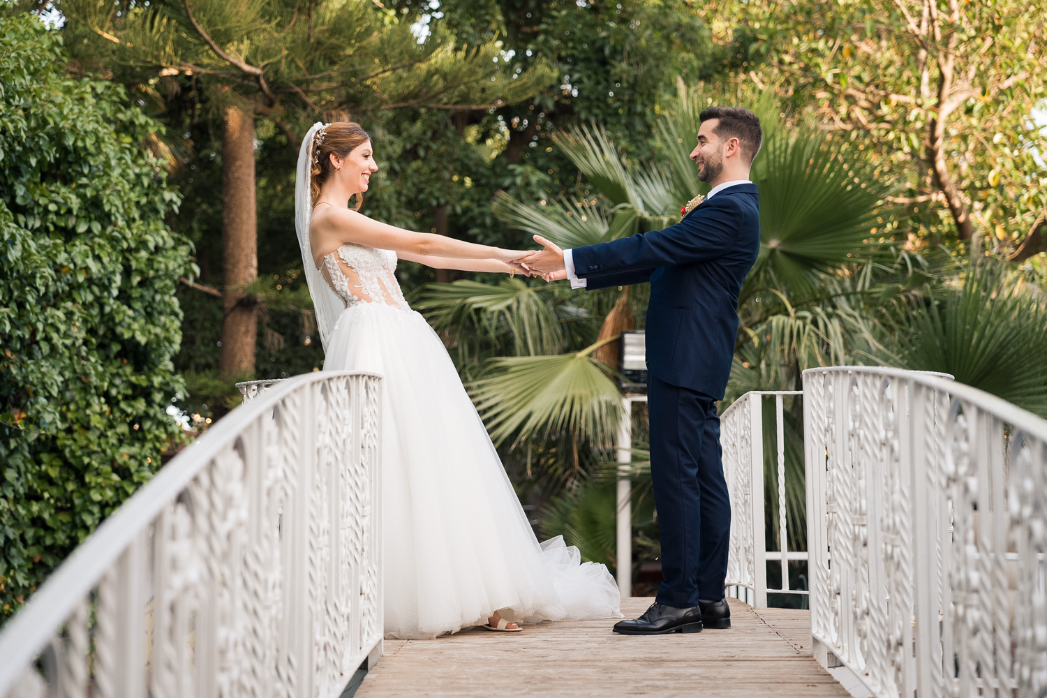 novios juegan y disfrutan en boda