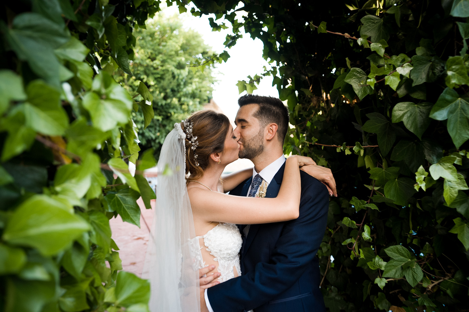 beso de novios en jardín