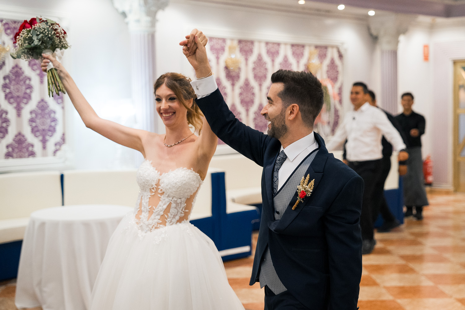 novios entran en salón bailando