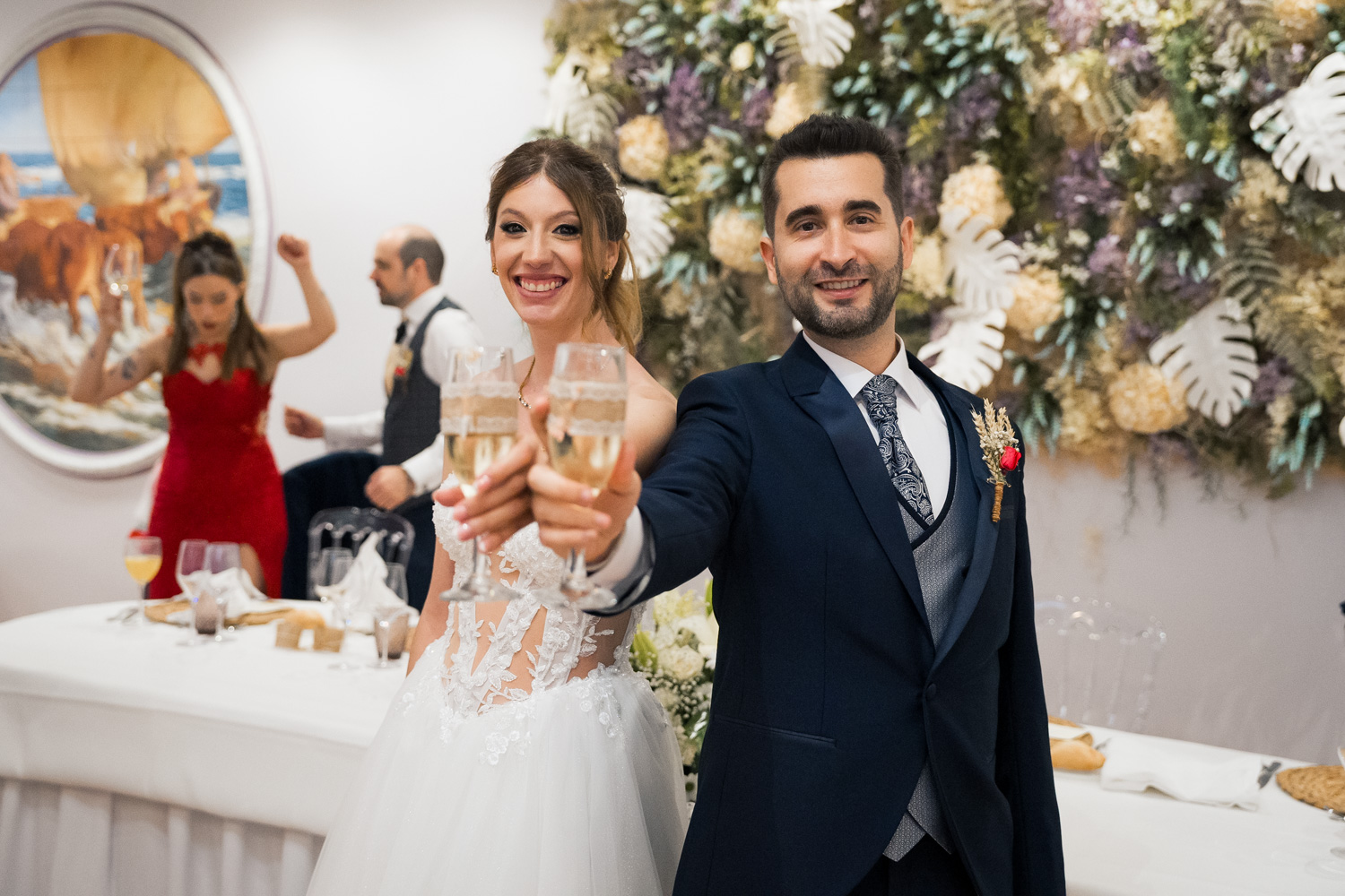 brindis de boda novios miran a cámara