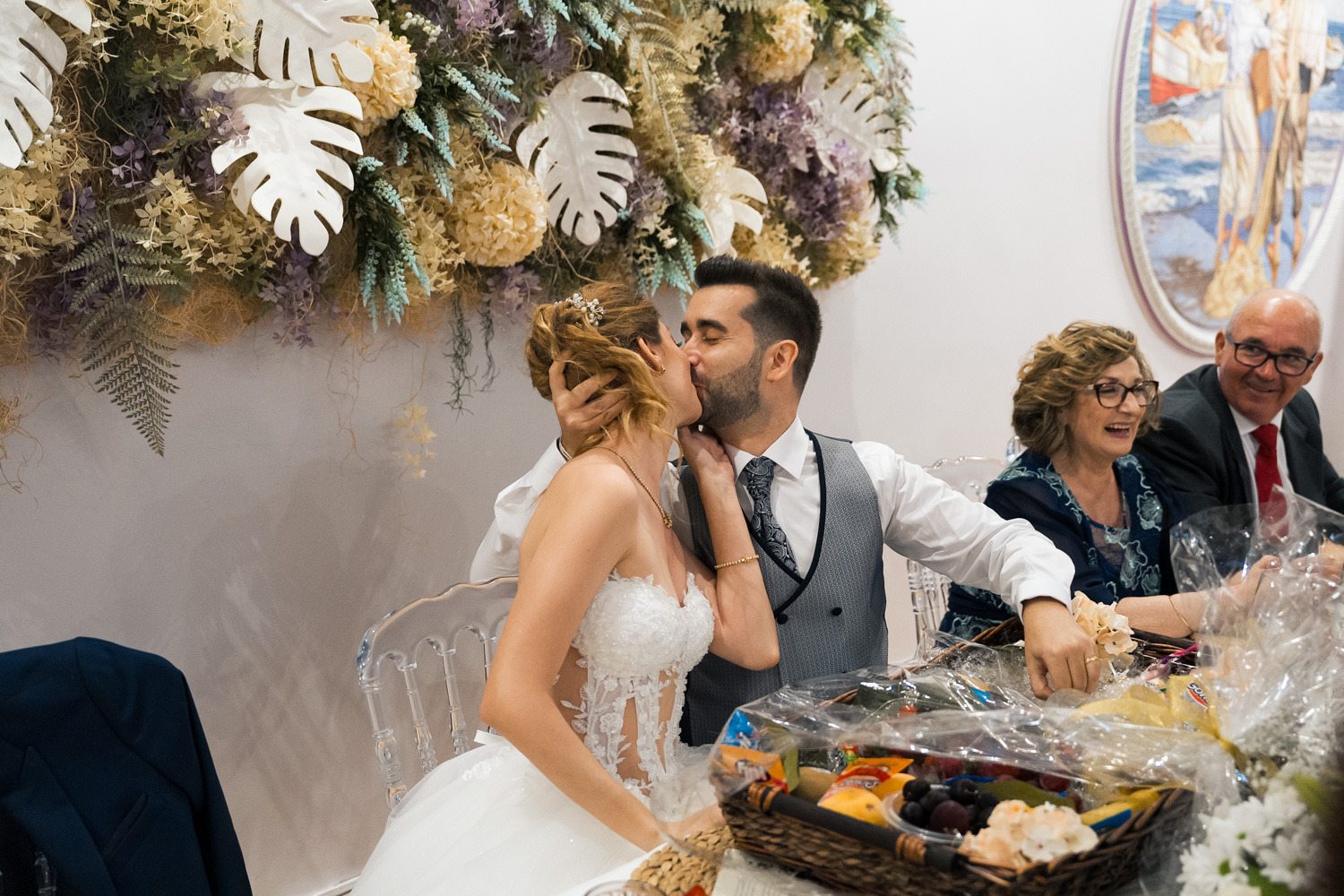 beso de novios en salón