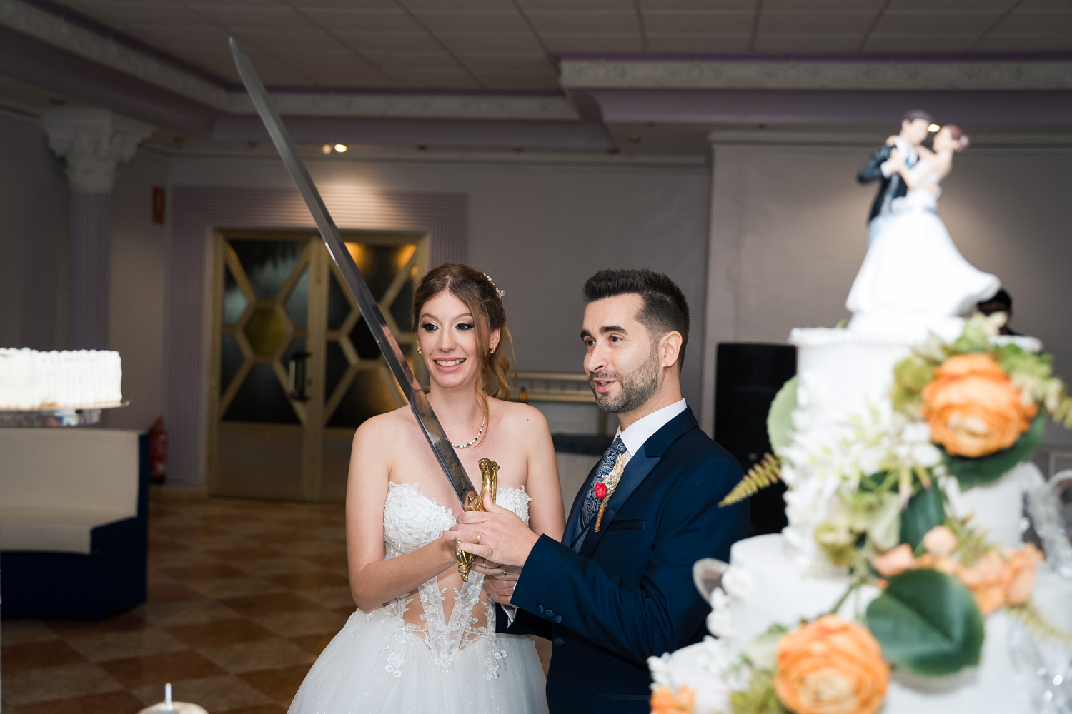 novios con espada se preparan para corte de tarta