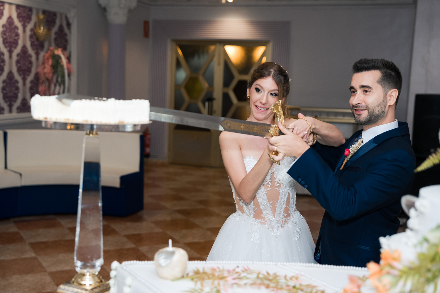 novios cortan tarta de boda