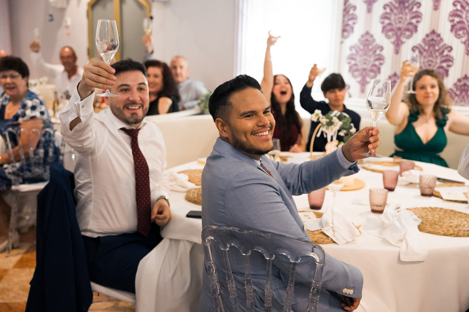 invitados brindan a los novios