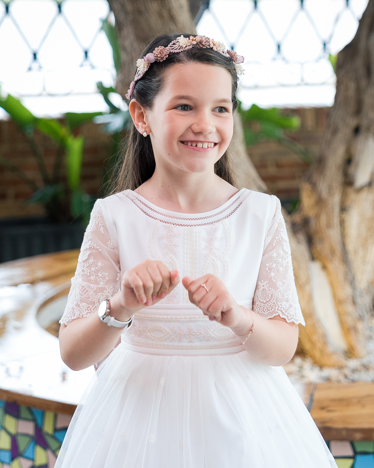 niña feliz en el día de su comunión