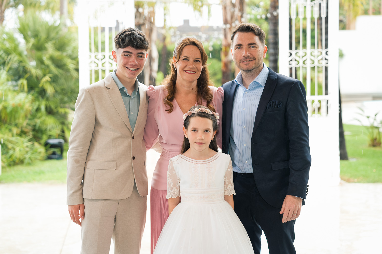 foto en familia de primera comunión