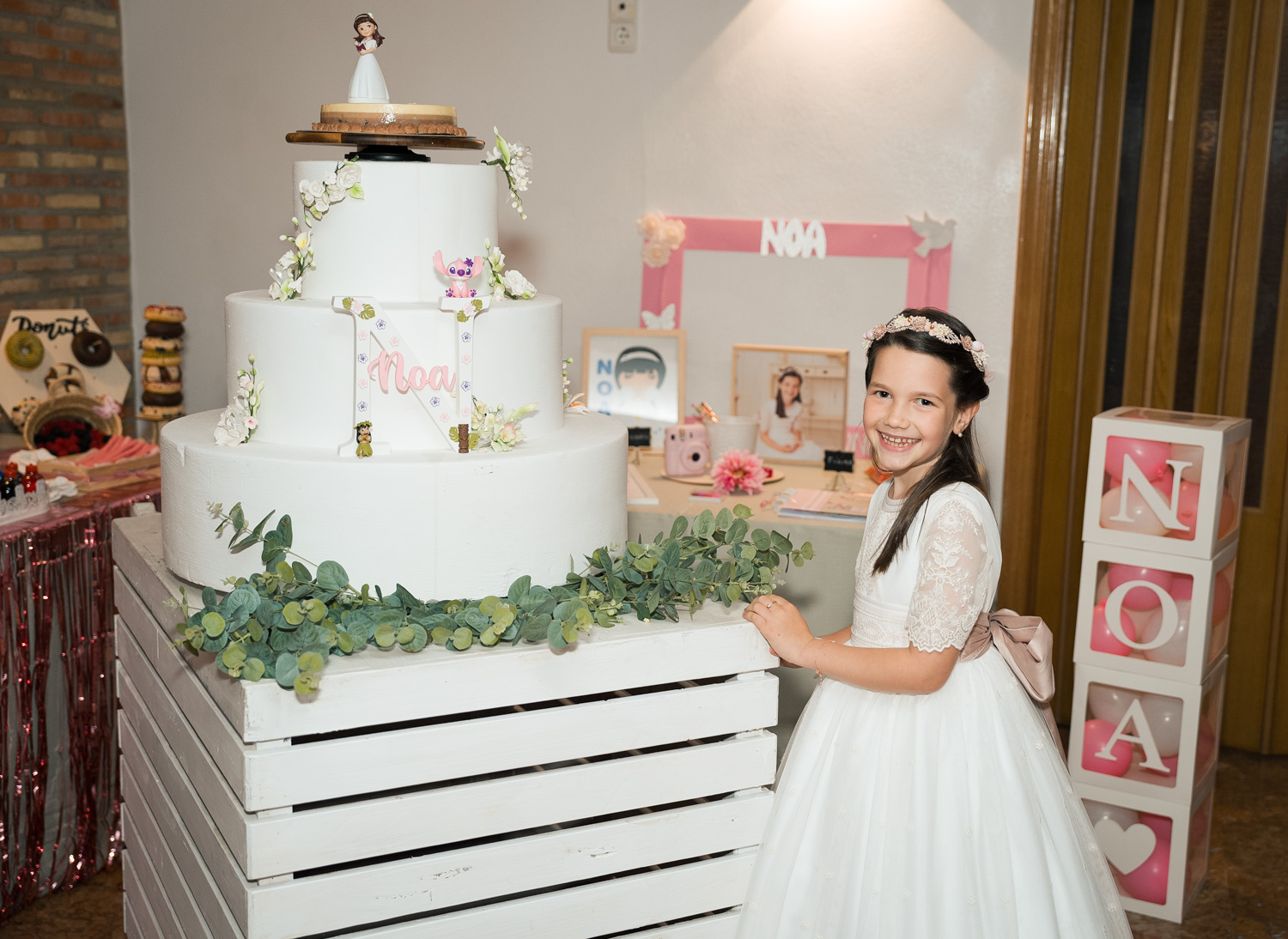 niña con tarta de comunión
