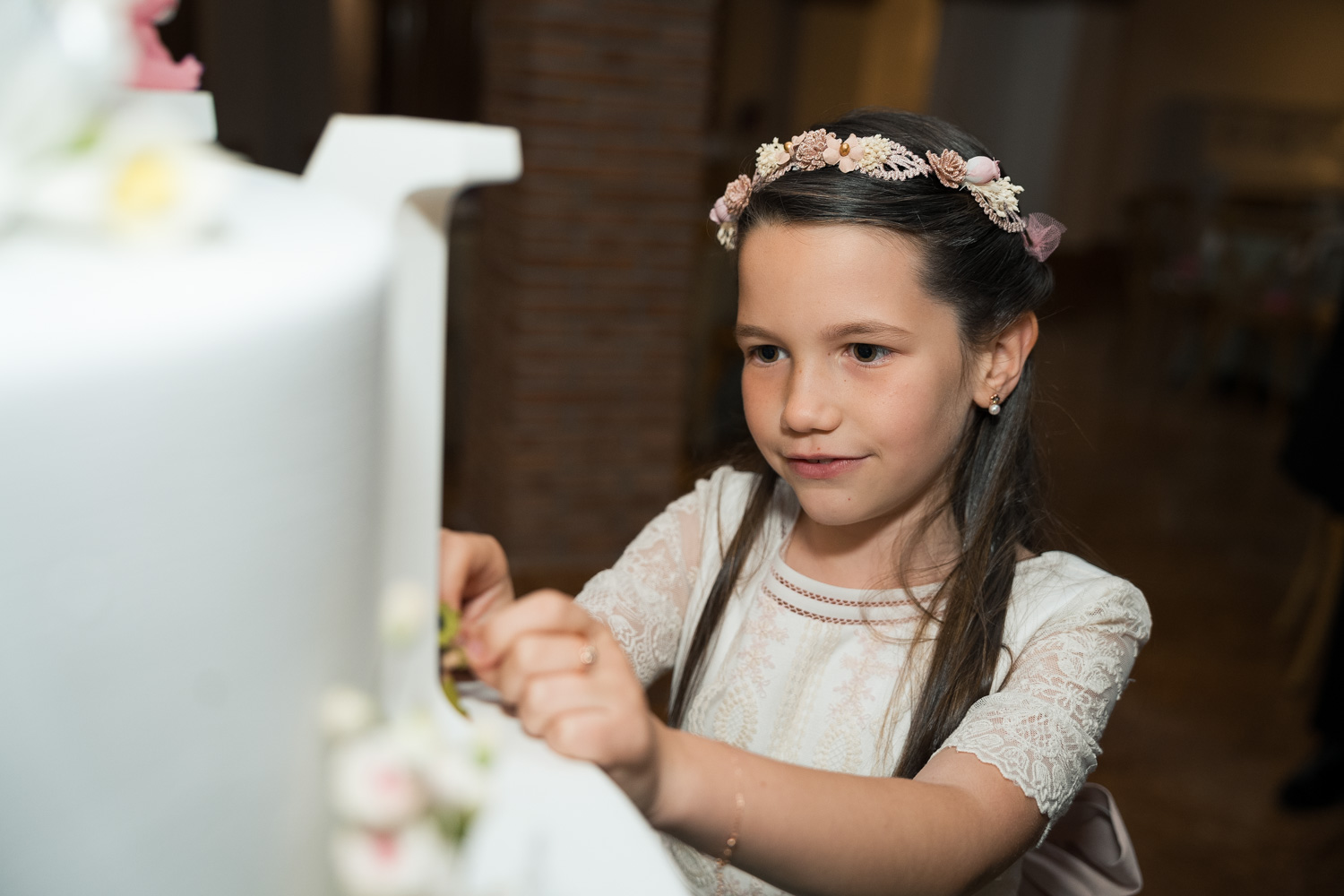 niña mira la tarta de comunión