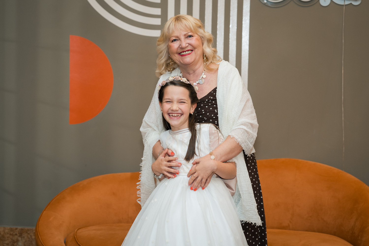 niña ríe con familiar en su primera comunión