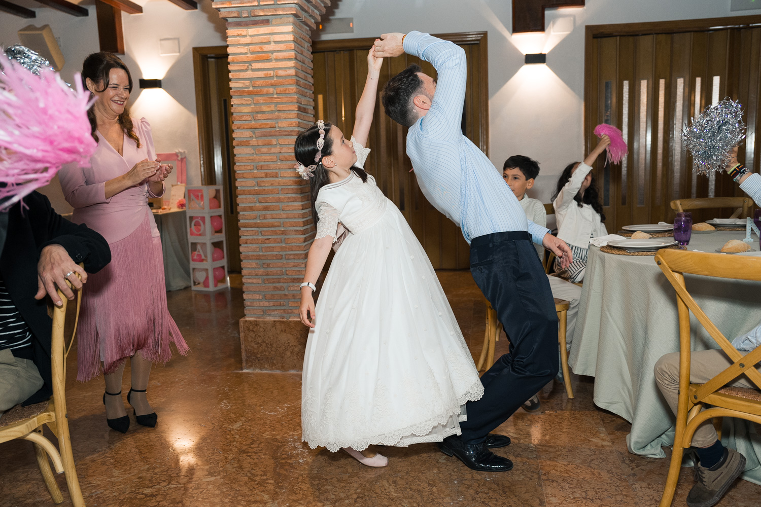niña baila con sus padres en salón cancela Valencia en su comunión