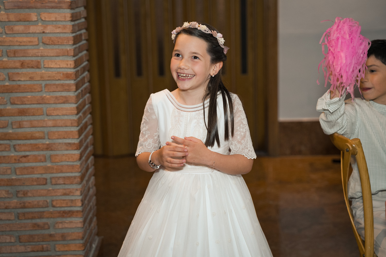 niña entusiasmada en su fiesta de comunión en Valencia