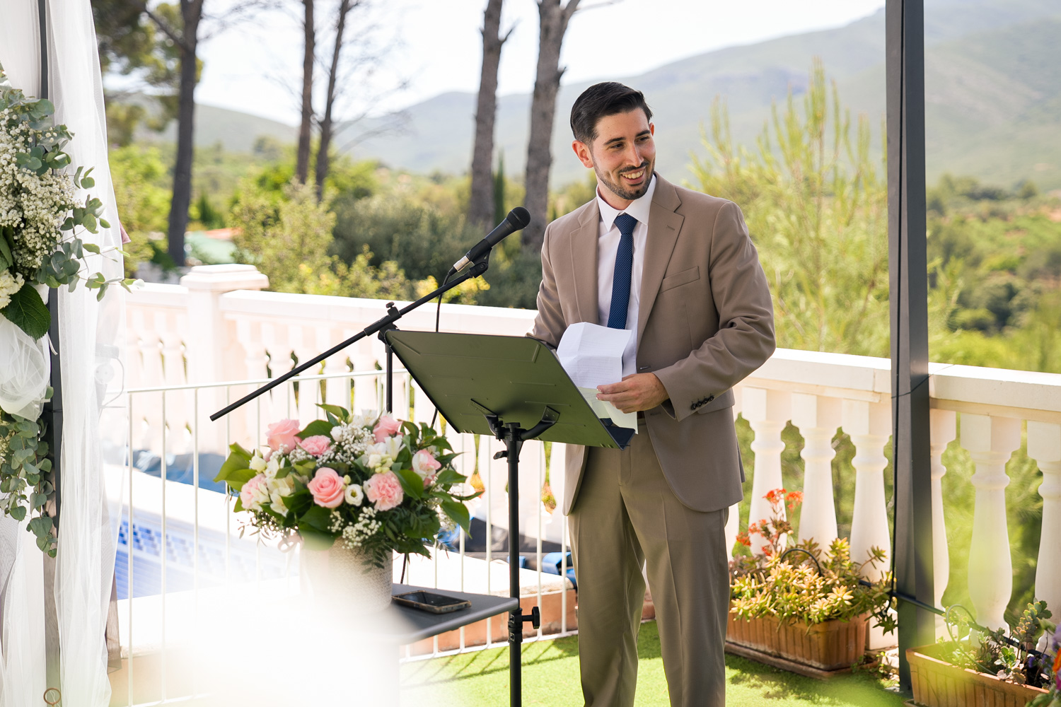 novio mira a su novia en discurso de boda