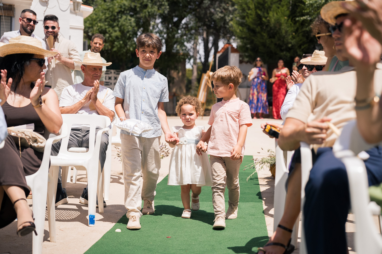 niños llevan anillos en boda