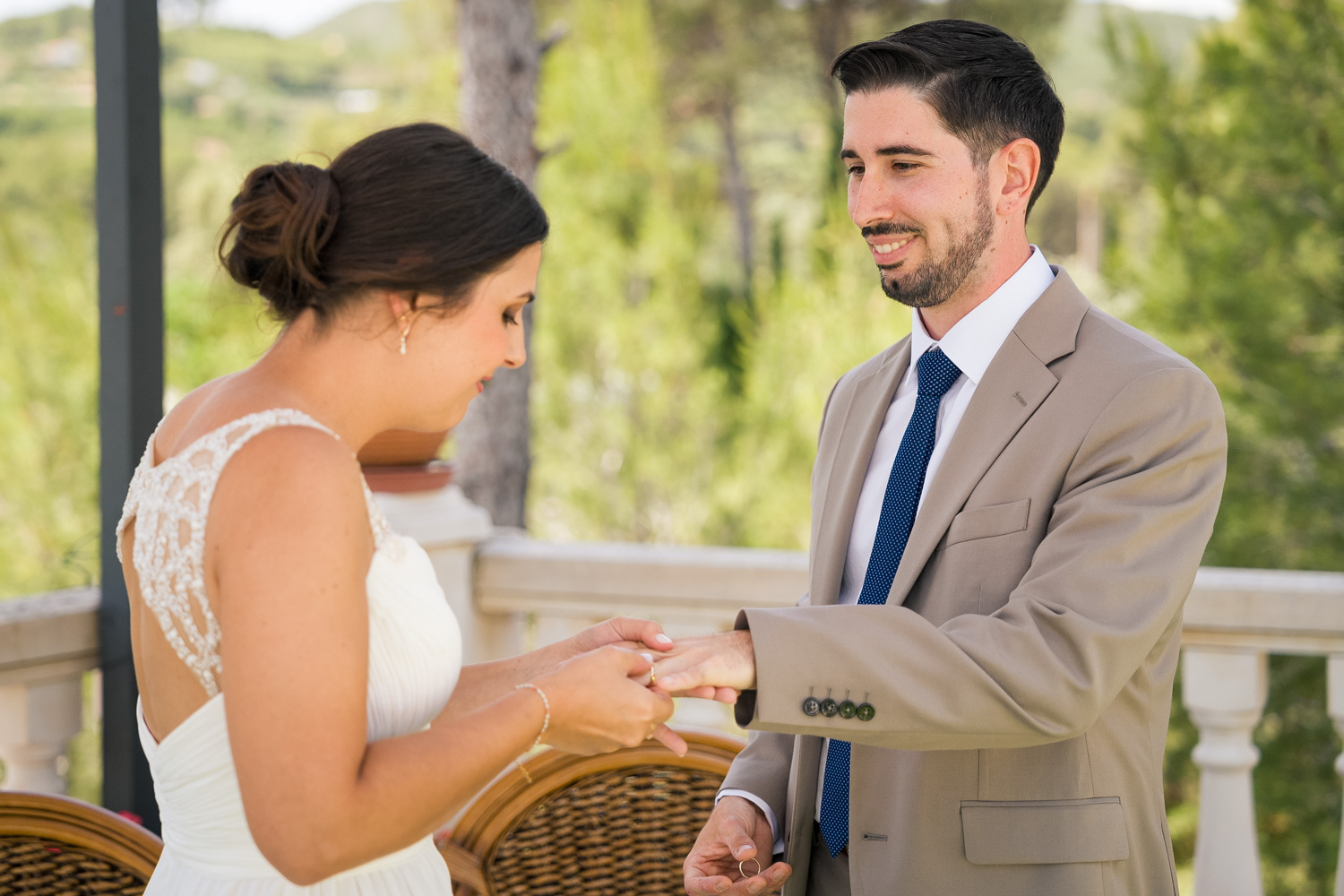 novia pone anillo a novio en boda Valencia