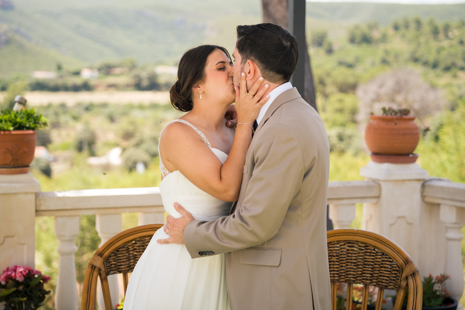 Novios se besan tras casarse en Valencia