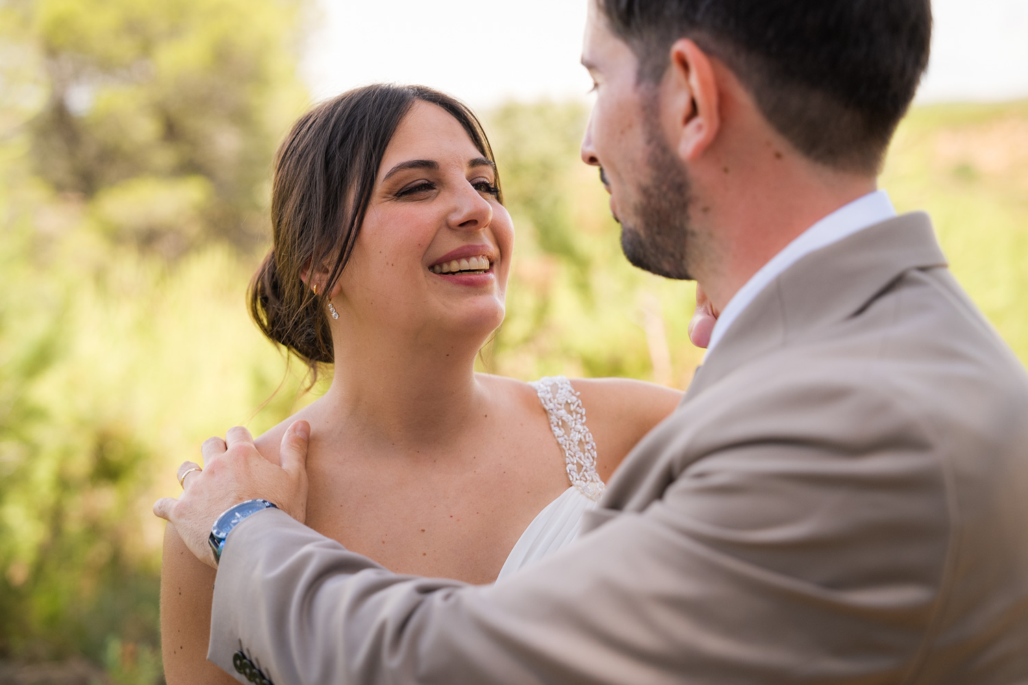 novia mira a su marido con amor en su boda
