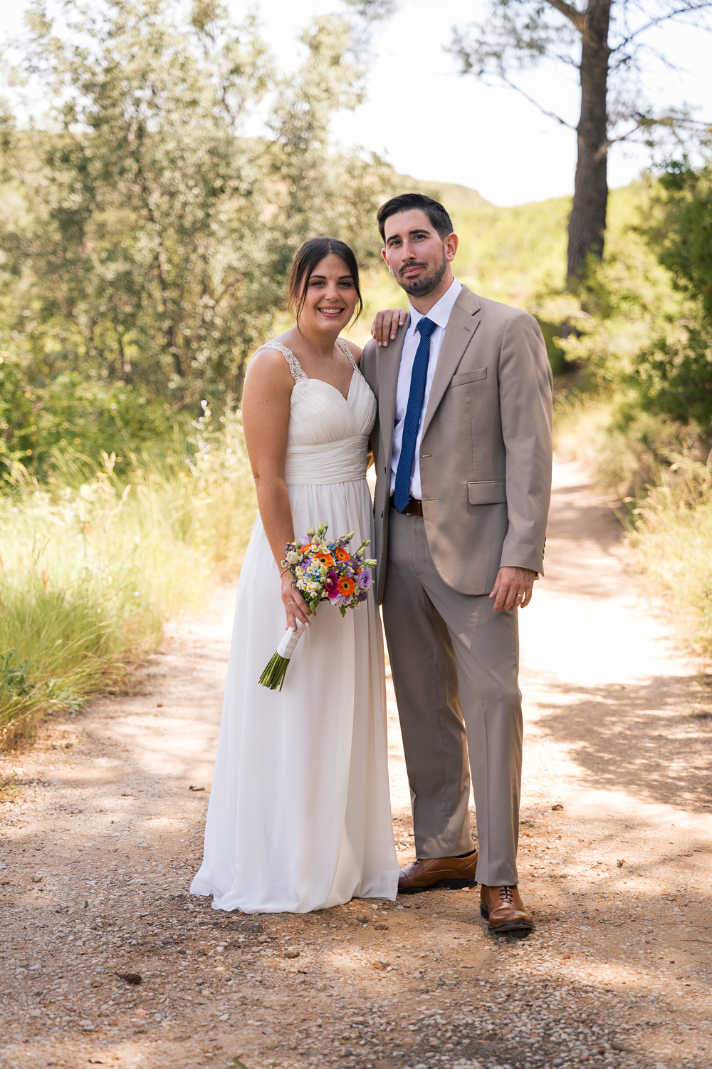 retrato de recién casados en el campo