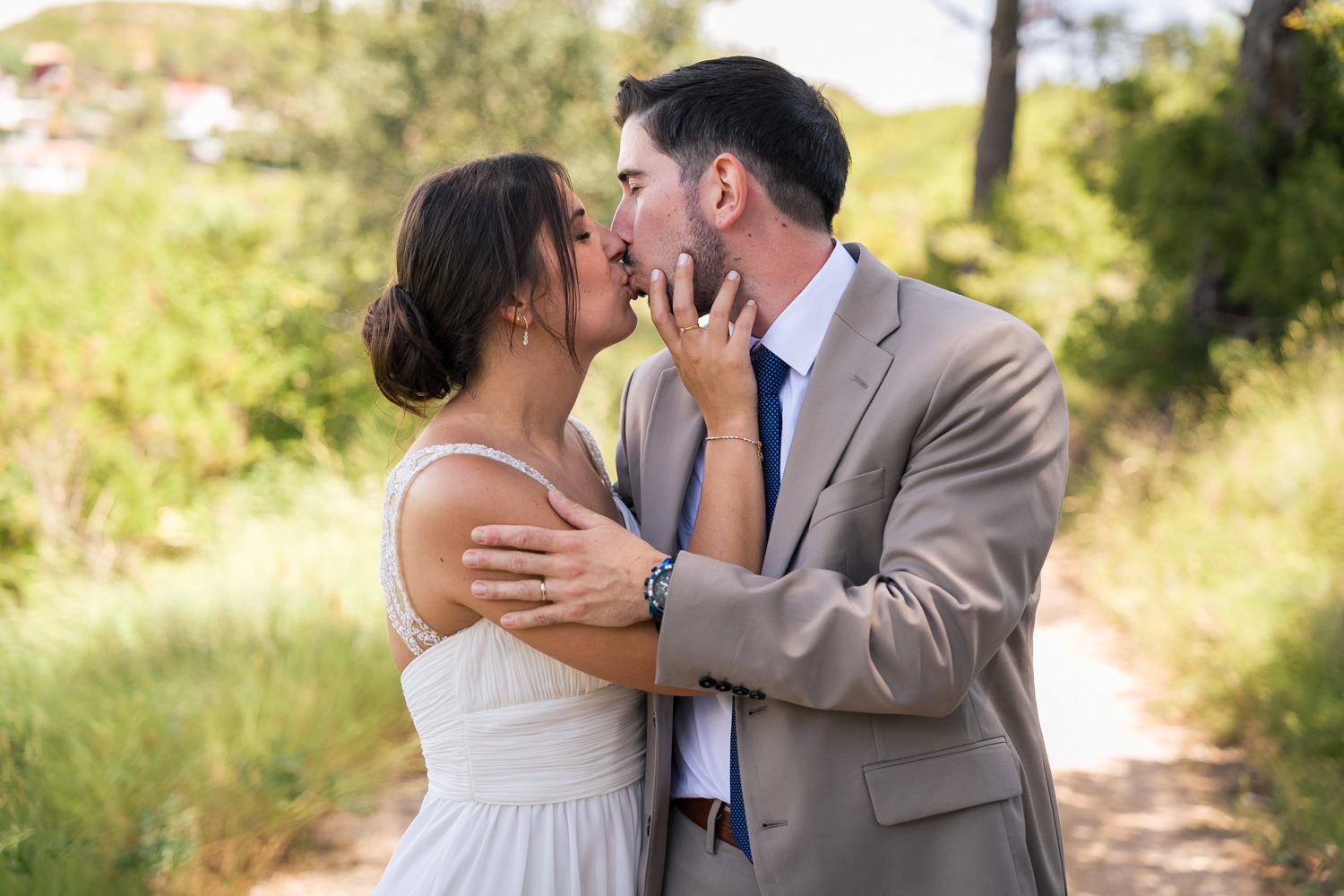 beso de recién casados en entorno natural de Valencia