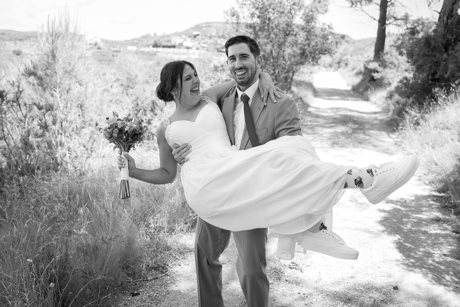 foto de novios recién casados en el campo en blanco y negro