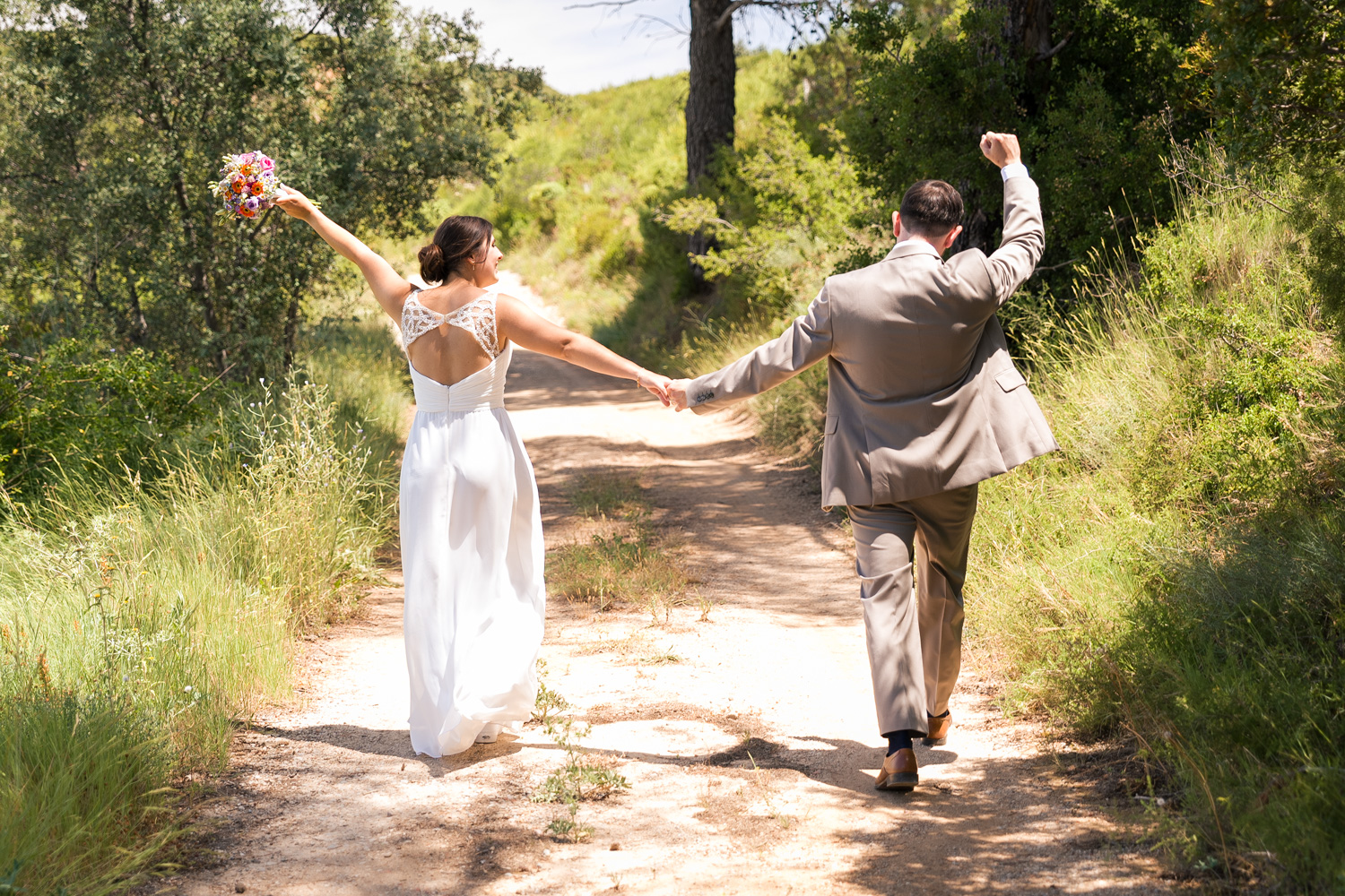 pareja de casados caminan y celebran juntos de la mano