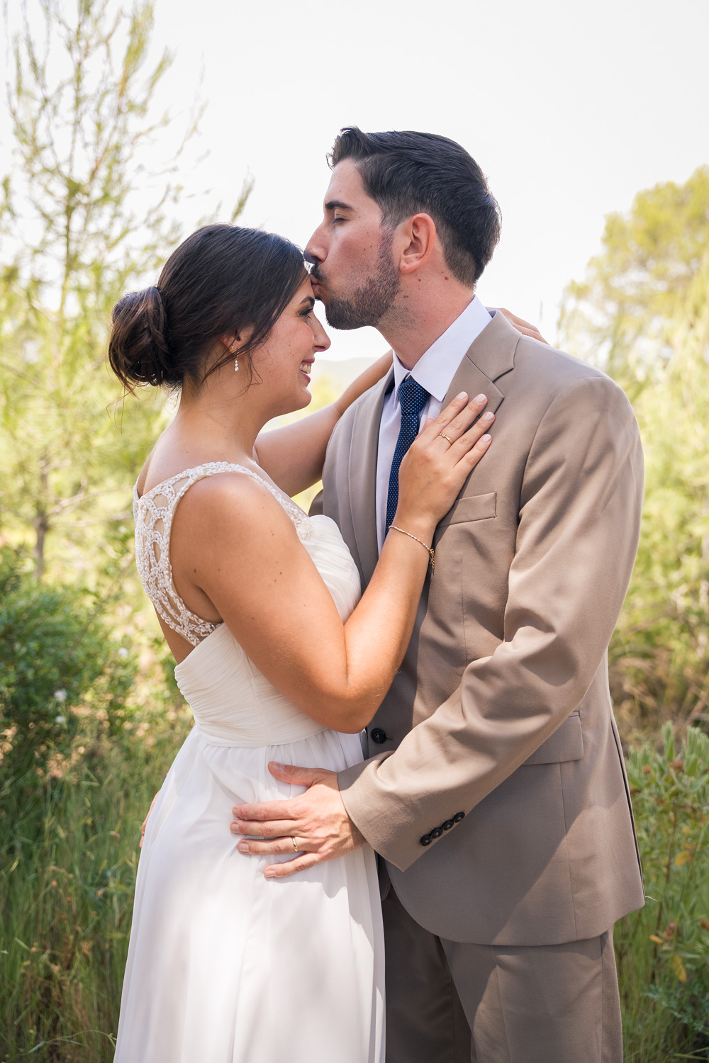 beso de frente de marido a mujer en boda