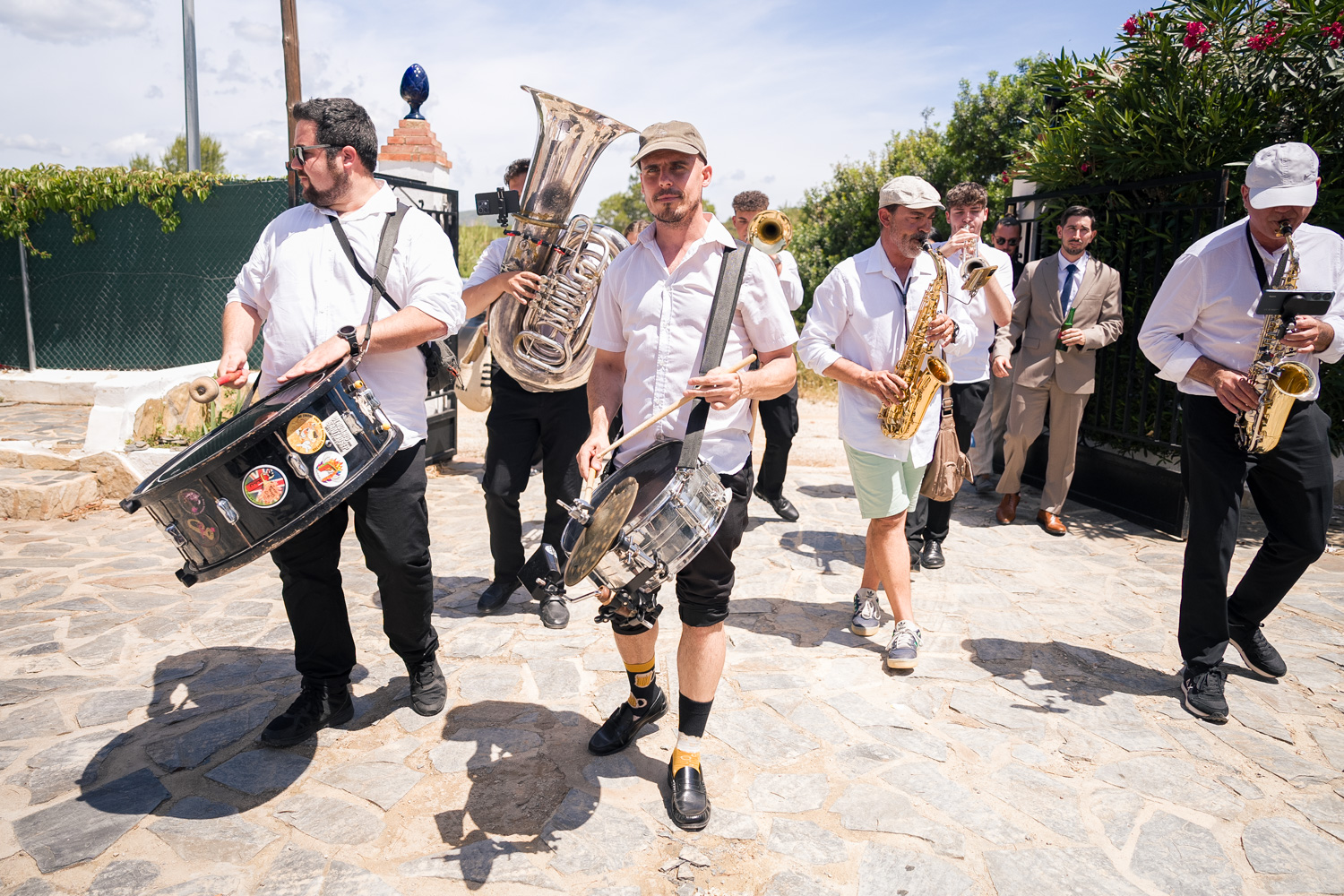 músicos entran en boda