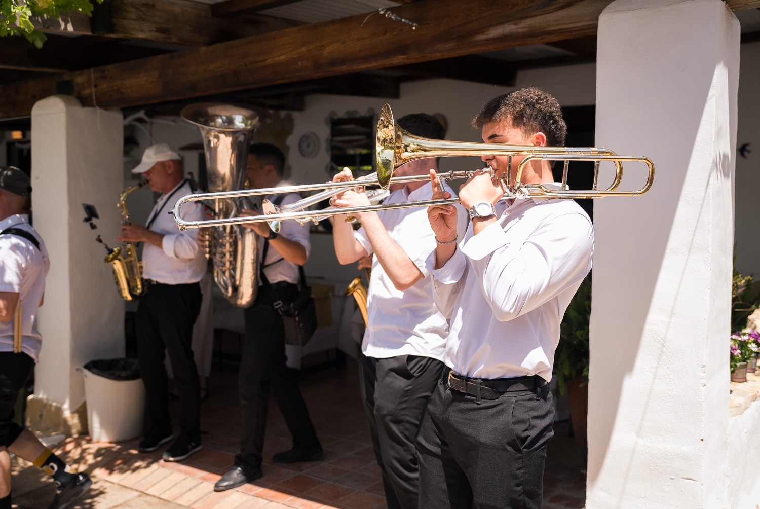 músicos tocando en fiesta de boda