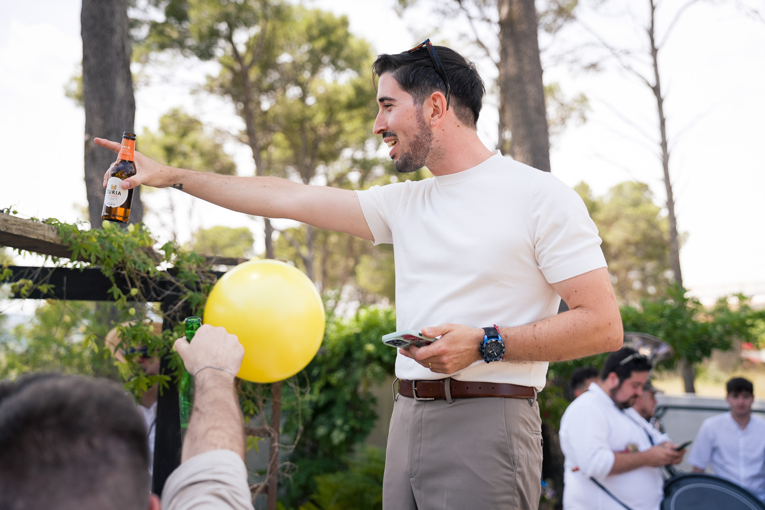 novio da discurso en su boda delante de sus amigos