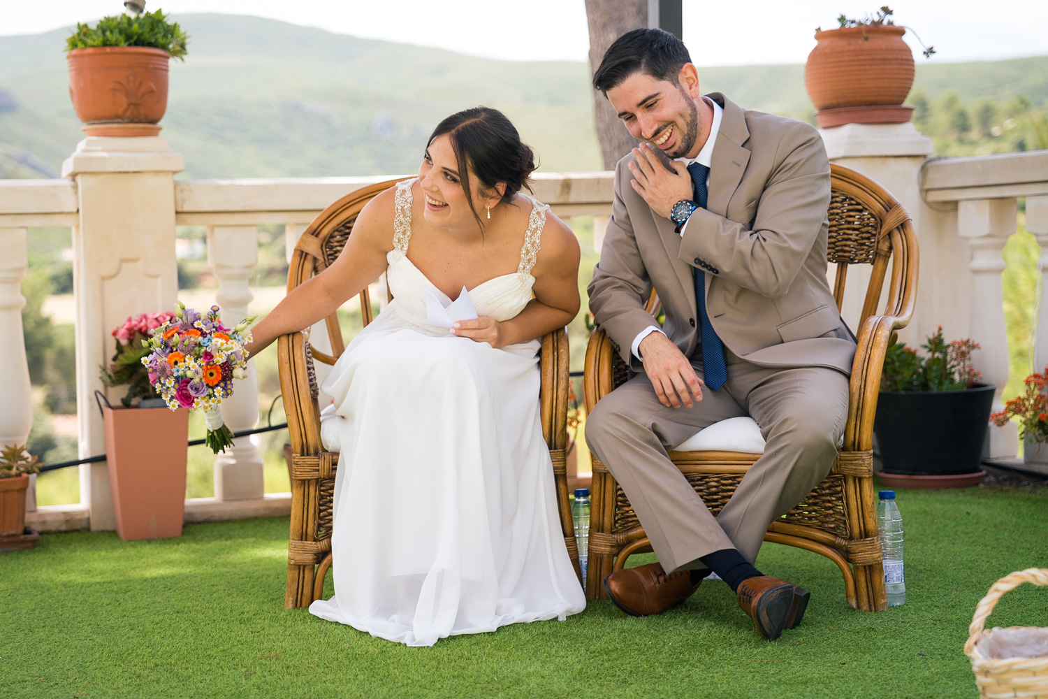 novios ríen en su boda