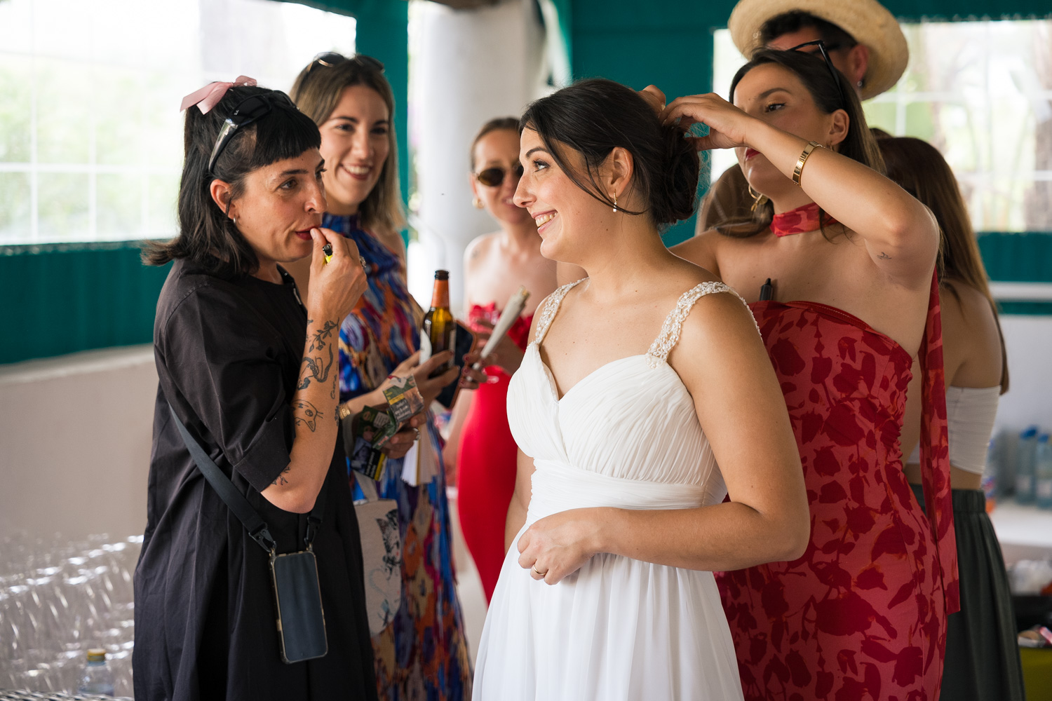 Amigas arreglan peinado a la novia en su boda
