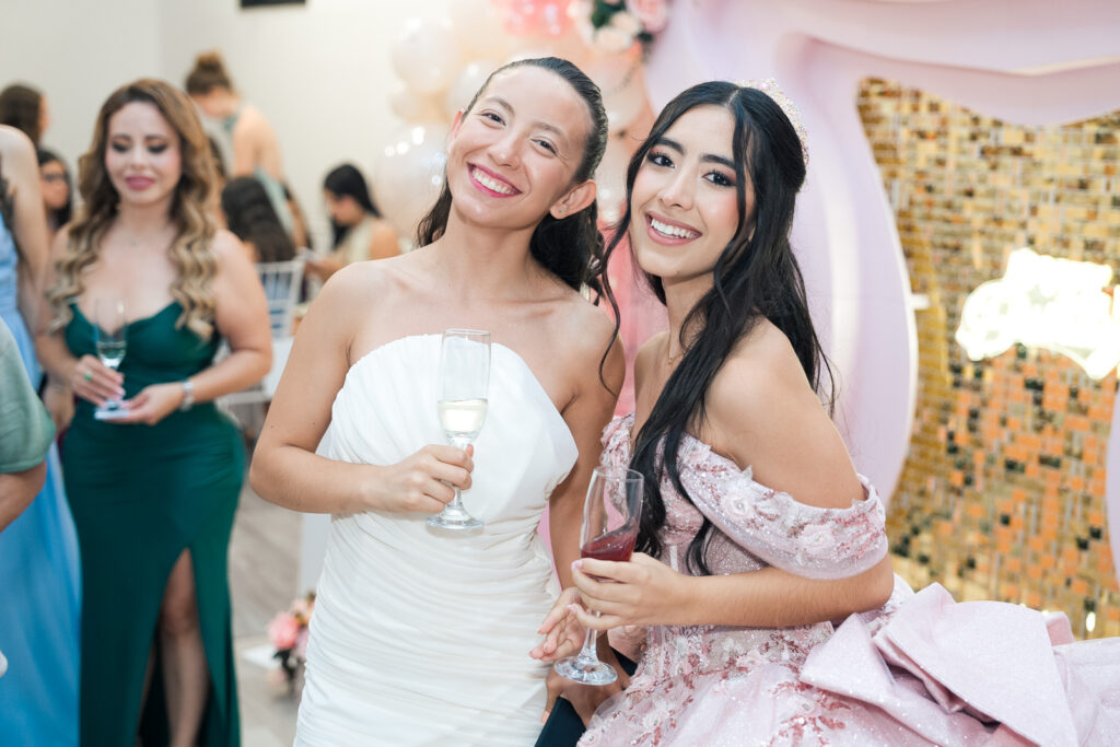 quinceañera con amiga en fiesta