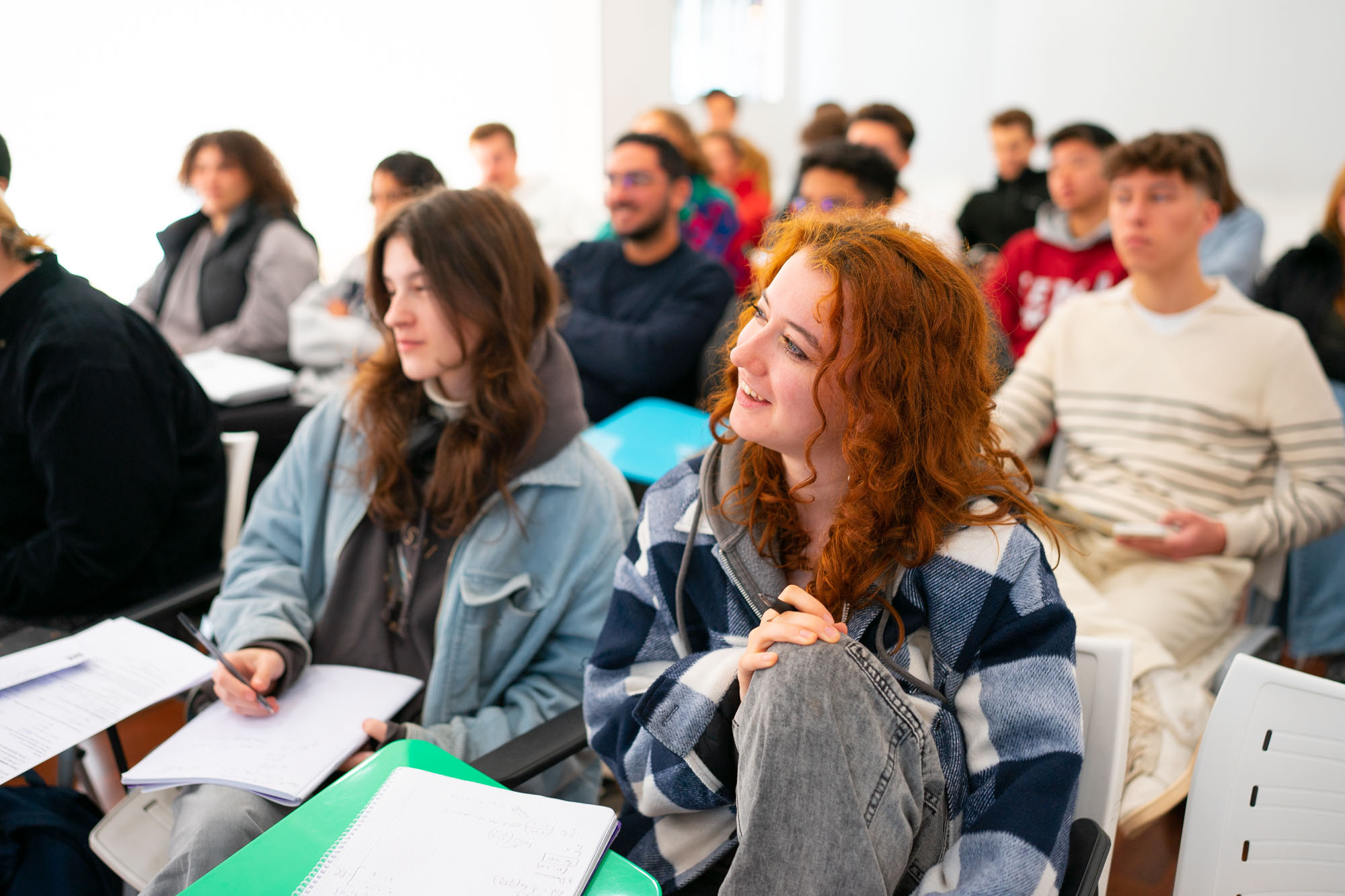 estudiantes sonríen en clase
